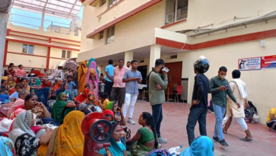 Photo of बीएचयू अस्पताल: 120 बेड की इमरजेंसी फुल, गेट के बाहर स्ट्रेचरों की कतार