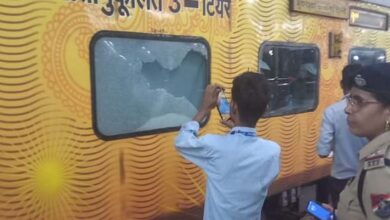 Photo of कानपुर: भुवनेश्वर तेजस राजधानी में पथराव, एसी कोच के शीशे टूटे