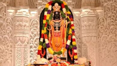 Photo of अयोध्या : रामलला पर भक्त कर रहे हैं सोने-चांदी की बरसात