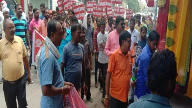 Photo of माघ मेले में सफाई कर्मियों ने विभिन्न मांगों को लेकर की हड़ताल