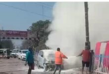 Photo of रेलवे क्रॉसिंग पर अल्टो कर बनी आग का गोला