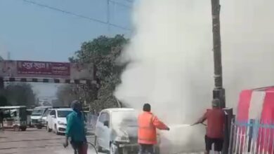 Photo of रेलवे क्रॉसिंग पर अल्टो कर बनी आग का गोला