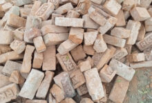 Photo of ग्राम पंचायत उज्जैनी कला में मानक विहीन ईंटों से हो रहा खड़ंजा निर्माण विभाग मौन