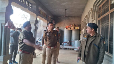 Photo of परिवार को बंधक बनाकर 40 लाख की डकैती, शोर मचाने पर बुजुर्ग महिला के मुंह में कपड़ा ठूसकर पीटा