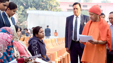 Photo of गोरखनाथ मंदिर में जनता दर्शन के दौरान मुख्यमंत्री का सख्त संदेश, गलत रिपोर्ट पर दर्ज होगी एफआईआर