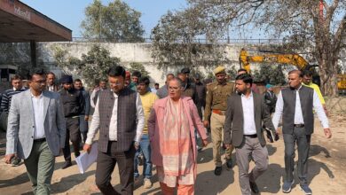 Photo of नगर निगम मुख्यालय निर्माण में देरी पर महापौर सख्त, औचक निरीक्षण में चीफ इंजीनियर को फटकार, पेट्रोल पंप तत्काल हटाने के निर्देश