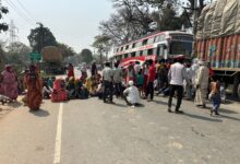 Photo of बाबा जयगुरुदेव समर्थक बस सीज होने पर भड़के, यात्रियों ने जमकर किया हंगामा