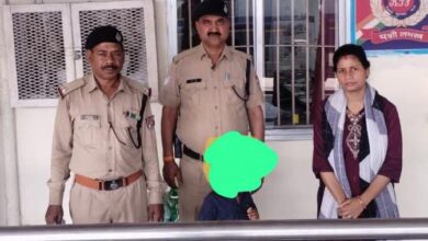 Photo of रेलवे सुरक्षा बल द्वारा पांच वर्षीय लावारिस बच्चे को किया गया चाइल्ड लाइन के सुपुर्द 