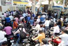 Photo of राजधानी लखनऊ के मुंशी पुलिया इलाके में स्थित पेट्रोल पंप पर शुक्रवार को अचानक भारी भीड़ उमड़ पड़ी। स्थिति ऐसी हो गई कि सड़क तक लंबी कतारें लग गईं और आसपास के क्षेत्र में यातायात प्रभावित होने लगा।