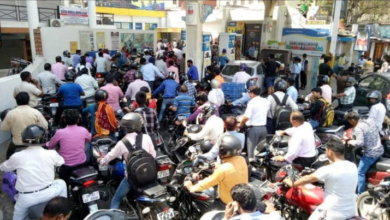 Photo of राजधानी लखनऊ के मुंशी पुलिया इलाके में स्थित पेट्रोल पंप पर शुक्रवार को अचानक भारी भीड़ उमड़ पड़ी। स्थिति ऐसी हो गई कि सड़क तक लंबी कतारें लग गईं और आसपास के क्षेत्र में यातायात प्रभावित होने लगा।