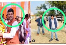 Photo of नेताओं के साथ मंच साझा कर रहे बैंक घोटाले के आरोपी, 75 दिन बाद भी गिरफ्तारी नहीं — पुलिस की कार्रवाई पर उठे सवाल