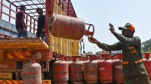 Photo of ईंधन संकट के बीच सरकार का मास्टरस्ट्रोक, रेस्तरां, ढाबों और कैंटीन के लिए बढ़ाया गैस आवंटन