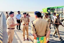 Photo of पुलिस अधीक्षक विश्वजीत द्वारा वैकल्पिक मार्ग चहलारी घाट पुल का किया गया निरीक्षण, दिये गये आवश्यक दिशा निर्देश