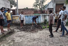 Photo of स्कूल परिसर में गंदगी, ग्रामीणों ने चलाया सफाई अभियान