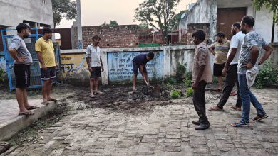 Photo of स्कूल परिसर में गंदगी, ग्रामीणों ने चलाया सफाई अभियान