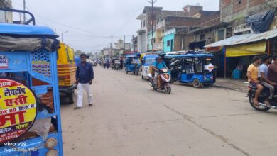 Photo of इटियाथोक मुख्य चौराहे पर ई-रिक्शा का कब्जा, गोंडा- बलरामपुर मार्ग बना जाम का अड्डा
