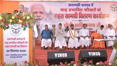 Photo of मुख्यमंत्री ने जनपद वाराणसी में बाढ़ प्रभावित क्षेत्रों का हवाई सर्वेक्षण किया व बाढ़ प्रभावितों को राहत सामग्री वितरित की