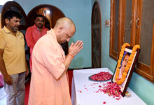 Photo of मुख्यमंत्री ने गोरखपुर में दिवंगत अधिवक्ताओं श्री आलोक कुमार अस्थाना और श्री संजय सिंह के आवास पहुंचकर उनके चित्र पर पुष्प अर्पित कर श्रद्धांजलि अर्पित की