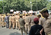 Photo of अखिलेश के खिलाफ सड़क पर उतरा गुस्सा, सपा कार्यालय जा रहे प्रदर्शनकारियों की पुलिस से झड़प