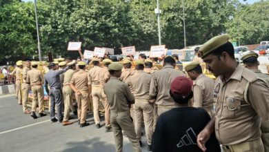 Photo of अखिलेश के खिलाफ सड़क पर उतरा गुस्सा, सपा कार्यालय जा रहे प्रदर्शनकारियों की पुलिस से झड़प